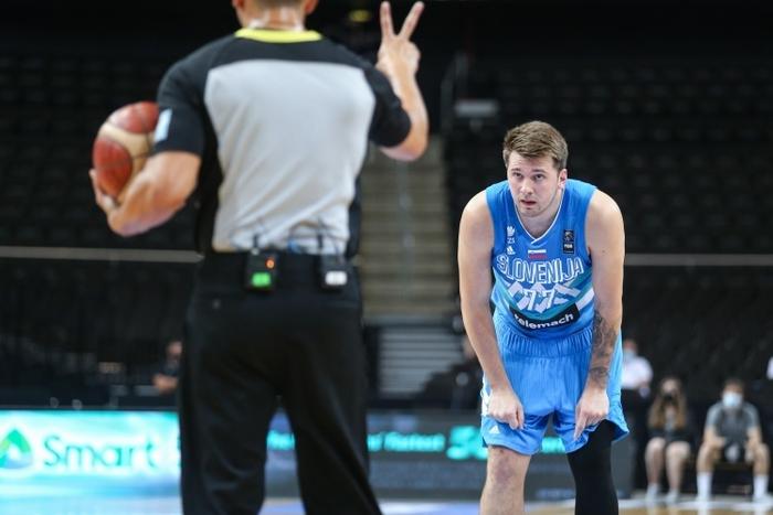 东契奇连续十五场比赛得分超过反败为胜,RNG不断突破!观众掌声雷动 东契奇连续十五场比赛得分超过反败为胜,RNG不断突破!观众掌声雷动