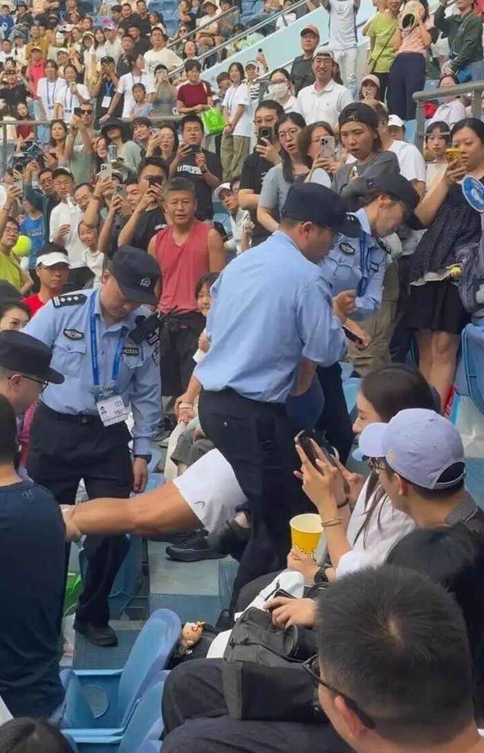 包含荷甲倒计时，尼斯集结日外线爆发，细节引发关注，赛场秩序良好，年轻球员得到机会的词条